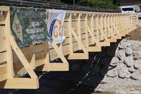 Začasni most v Stranjah povezal levi in desni breg Kamniške Bistrice (8)